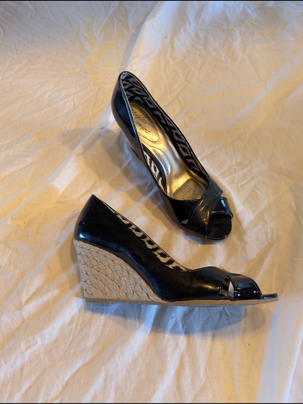 2/30$ dexflex comfort Black Patent Peep-Toe Wedge Sandals